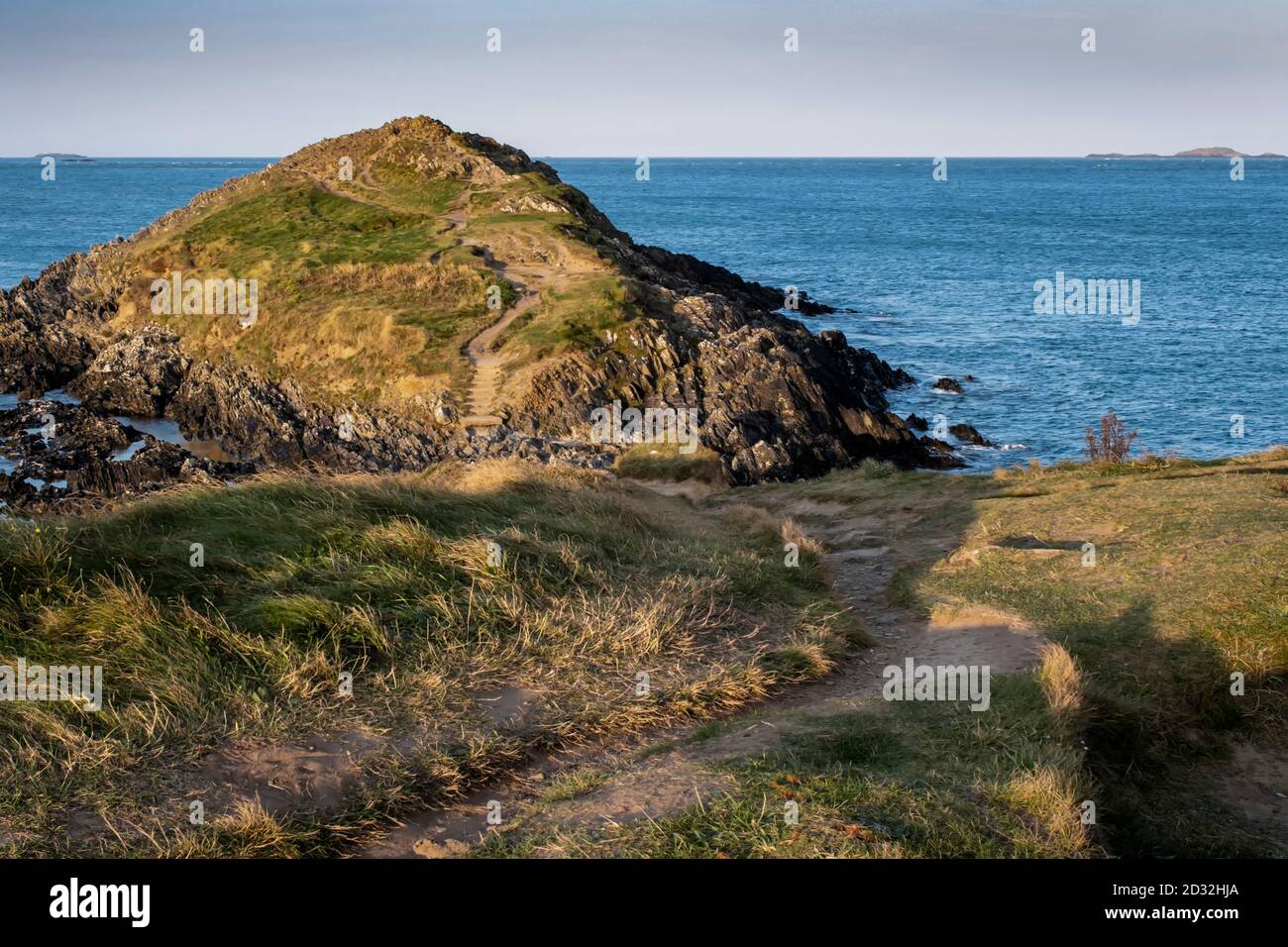 Afloramiento rocoso que muestra erosión costera en Whitesands Bay, Pembrokeshire Coast National Park, Gales Foto de stock