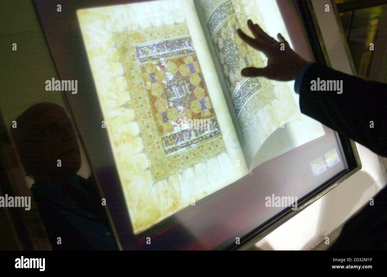 Zulfiqar Bukhari, de la Sección de Adquisiciones de la Biblioteca Británica, utiliza una versión electrónica del Qur'an del Sultán Baybars, dentro de la Biblioteca Británica en el centro de Londres. * el Sultán Baybars' Qu'ran, producido por primera vez en el Cairo hace setecientos años, Es el primer guión islámico que se beneficia de la tecnología "Turning the Pages" de la Biblioteca Británica y permite a los visitantes "convertir" una selección de páginas de versiones digitalizadas de los principales elementos históricos de la colección de la biblioteca y verlos con mayor detalle de lo que es posible desde el original. Foto de stock