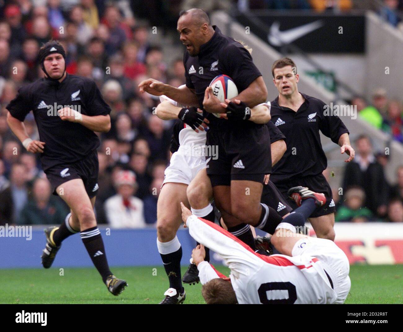 Jonah Lomu en acción por Nueva Zelanda durante la Inglaterra contra NZ  International en Twickenham, Londres Fotografía de stock - Alamy