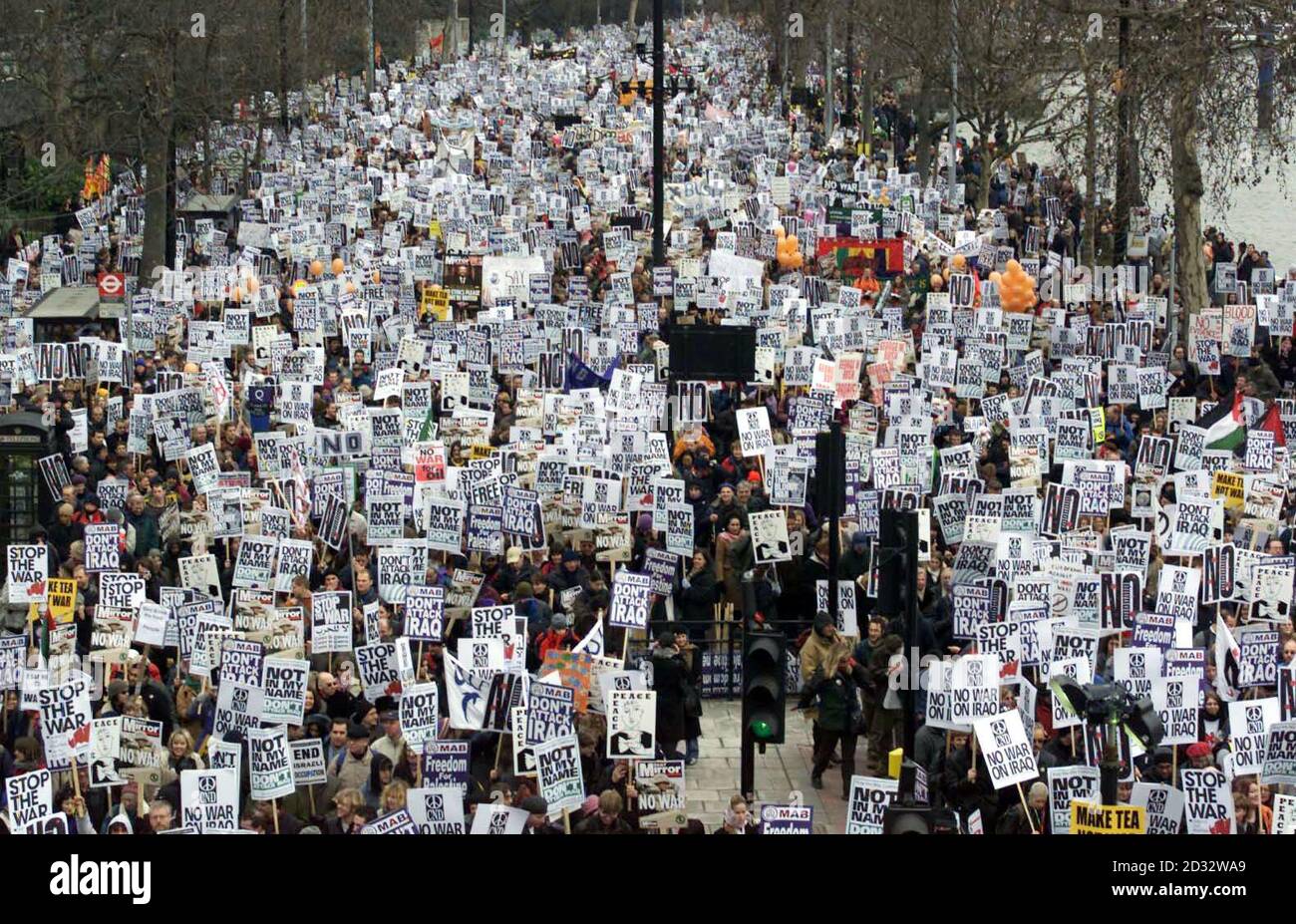 Manifestantes por la paz se reúnen en el terraplén de Londres para la manifestación contra la guerra en Irak. Foto de stock