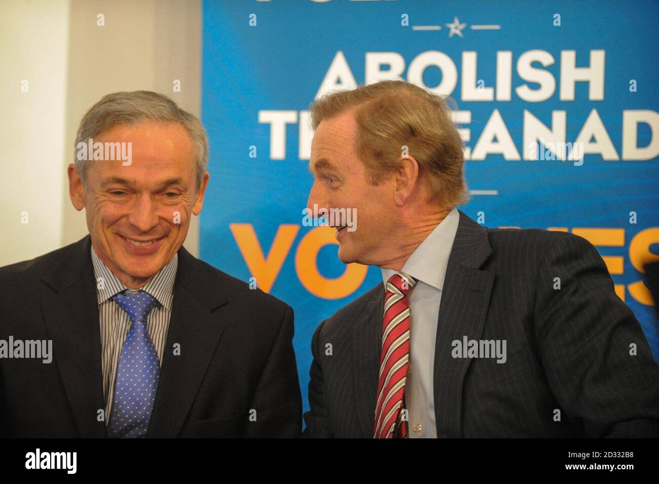Richard Bruton y Taoiseach Enda Kenny en el lanzamiento de la campaña del Gobierno irlandés para abolir la Seanad en la Royal Hibernian Academy, Ely Place, Dublín. Foto de stock