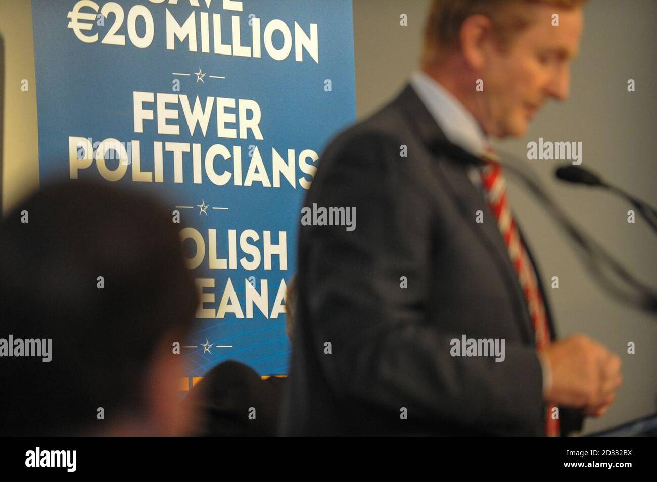 Taoiseach Enda Kenny en el lanzamiento de la campaña del Gobierno irlandés para abolir la Seanad en la Royal Hibernian Academy, Ely Place, Dublín. Foto de stock