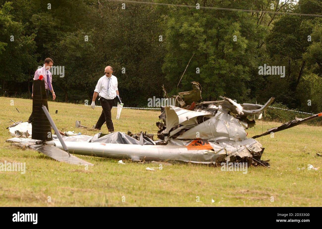 Los investigadores de accidentes y la policía en el lugar del helicóptero se estrellaron cerca de Sevenoaks, Kent, donde se confirmaron tres muertes. Foto de stock