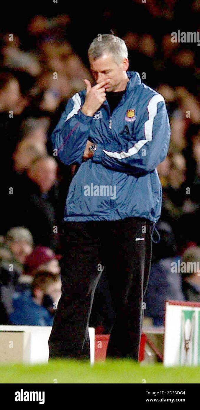 El gerente de West Ham, Alan Pardew, contempla la actuación de su lado contra los visitantes Fulham, durante el partido FA Cup Replay, en Upton Park, Londres. (Puntuación final 0-3 para Fulham) Foto de stock