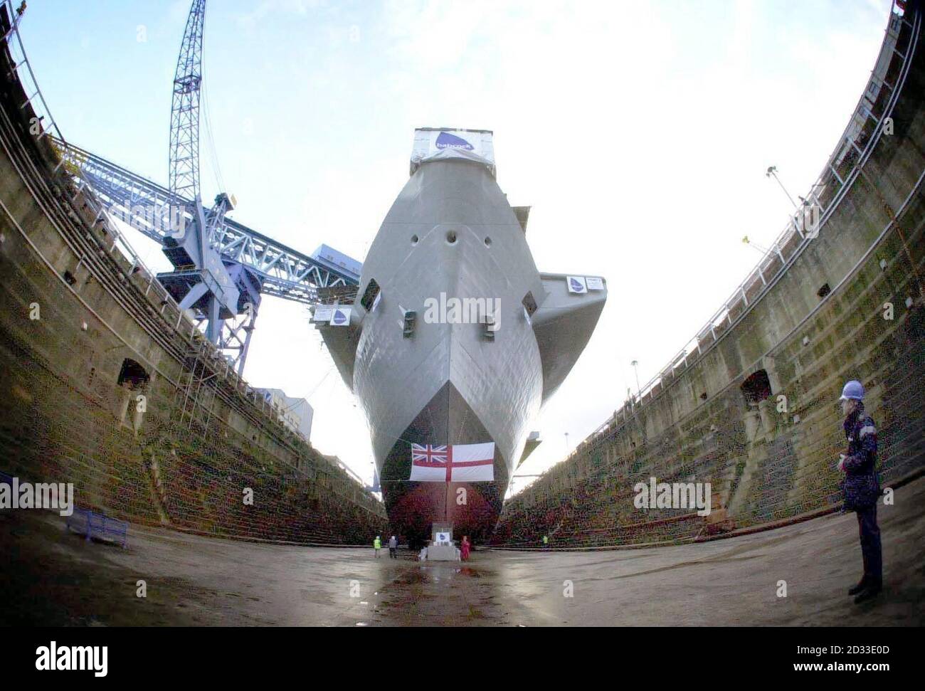El portaaviones Royal Navy HMS Illustrious termina su recolocación en el astillero Rosyth. Su atraque Marca la etapa de medio camino en los barcos multi-millones de libras de reposición, su primera desde 1994. Ella está prevista para ser desacoplada el viernes en un paso importante hacia su regreso a la plena aptitud para el deber en el mar. Foto de stock