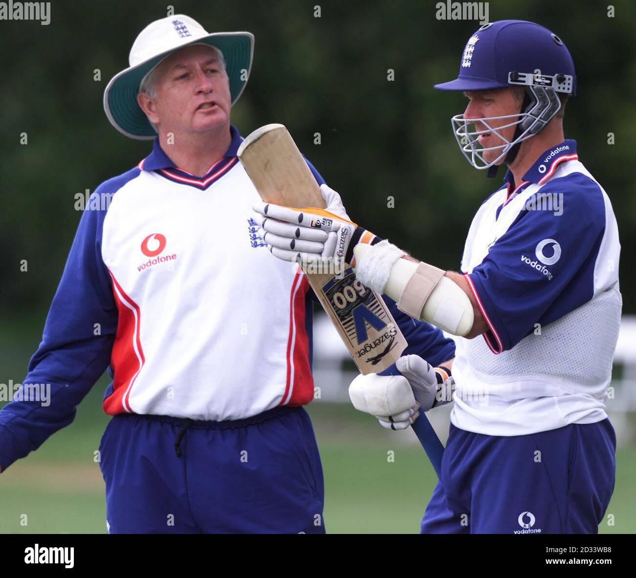 El británico Alec Stewart (derecha) escucha los consejos del entrenador Duncan Fletcher durante una sesión de Nets en el Finchley Cricket Club de Londres, preprevia para el partido de prueba de Inglaterra contra Sri Lanka en Lords. Foto de stock