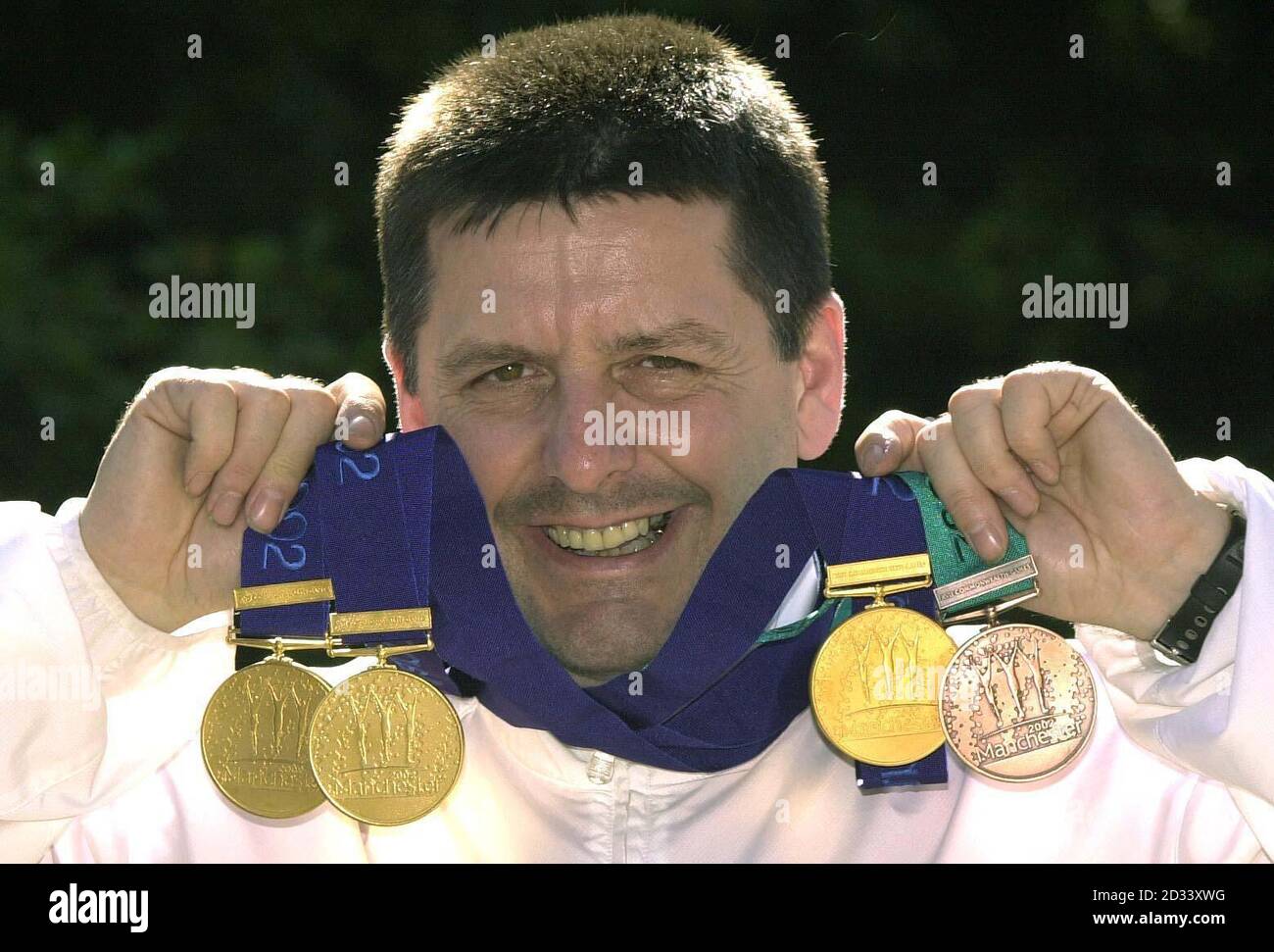 3 Gold's y a Bronze para el shooter de pistola Michael Gault en las competiciones de tiro de los Juegos de la Commonwealth de 2002 en el National Shooting Center Bisley. Foto de stock