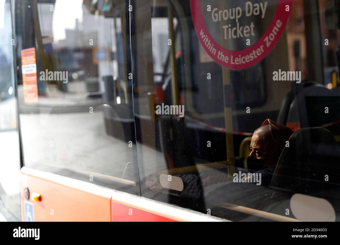 Leicester, Leicestershire, Reino Unido. 7 de octubre de 2020. Una mujer viaja en un autobús 100 días desde que se anunció en la ciudad el primer bloqueo de la pandemia del coronavirus local de UKÕs. Darren Staples/Alamy Live News. Foto de stock