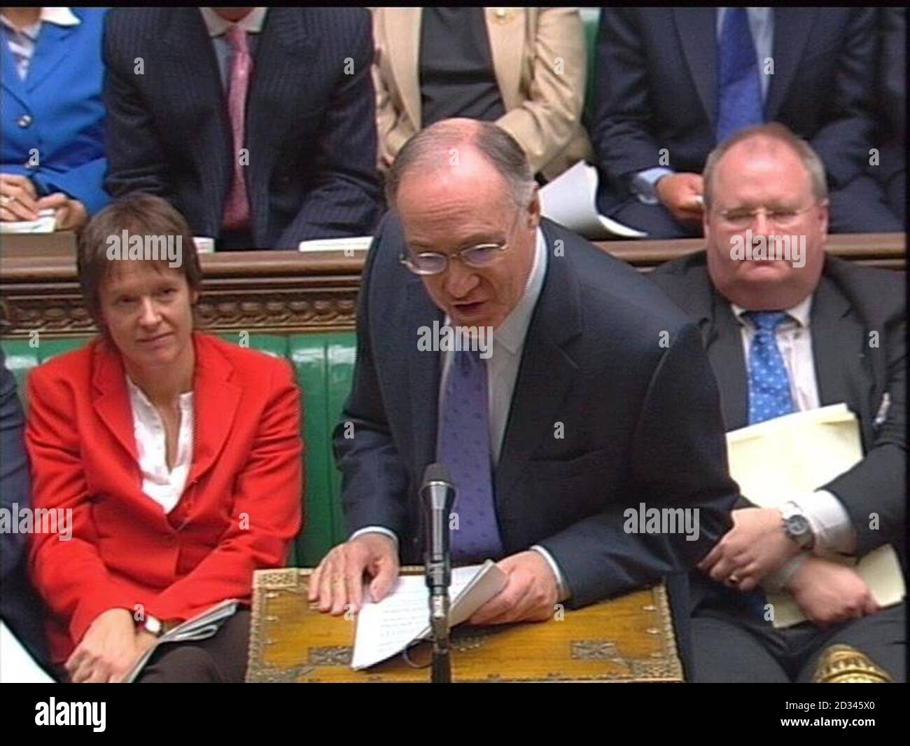 Captura de pantalla del líder del Partido Conservador Michael Howard durante las preguntas del primer Ministro en la Cámara de los comunes, Londres. Foto de stock