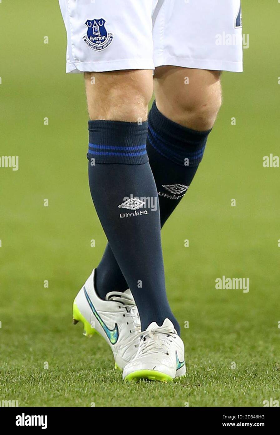 Botas de fútbol amarillas fotografías e imágenes de alta resolución - Alamy