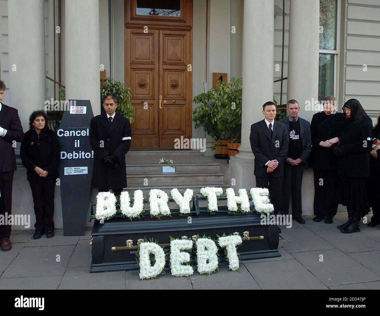 Una procesión funeraria de "enterrar la deuda, no los muertos" fuera de la embajada italiana, ya que inicia una gira por las embajadas del G7 en la capital exigiendo que los países ricos cancelen las deudas con los países empobrecidos. Foto de stock