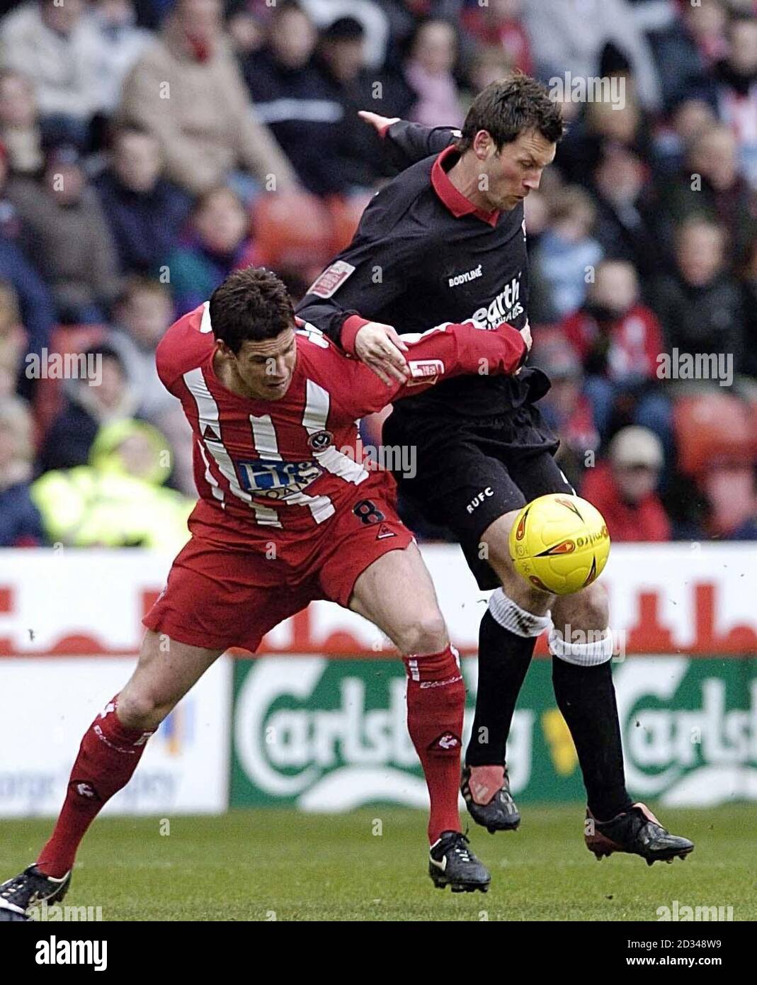 Andy Gray (L) de Sheffield United desafía a Paul McLaren de Rotherham Foto de stock