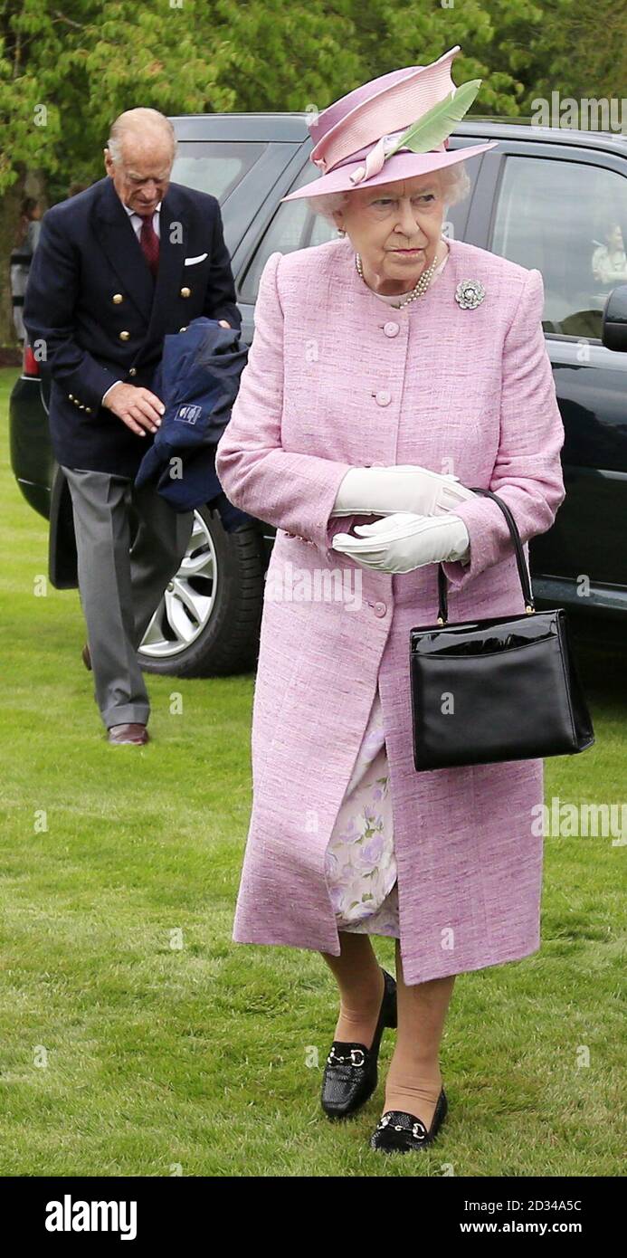 La Reina Isabel II llega con el Duque de Edimburgo para la final del torneo de polo Cartier Queen's Cup en Guards Polo en Windsor Great Park, Berkshire. Fecha del cuadro: Domingo 14 de junio de 2015. Ver la historia de PA ROYAL Polo. El crédito de la foto debe decir: Jonathan Brady/PA Wire Foto de stock