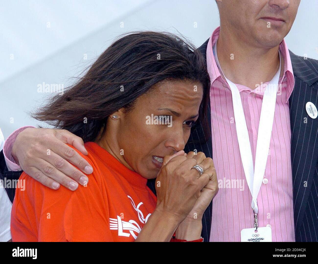 La doble campeona olímpica Dame Kelly Holmes (izquierda) espera con Steve Cram en Trafalgar Square la decisión que le dio a Londres el derecho de ser anfitrión de los Juegos Olímpicos de 2012. Foto de stock