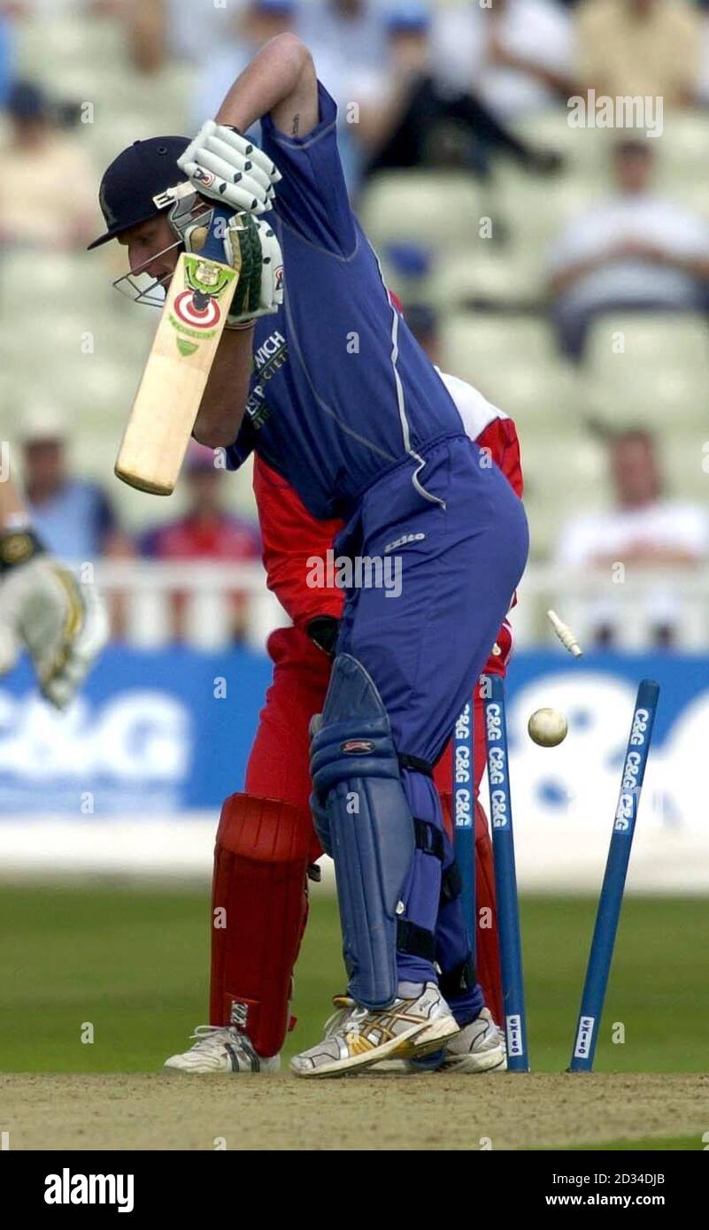 Dougie Brown de Warwickshire está cubierto por un pato por Marcus North de Lancashire. Foto de stock