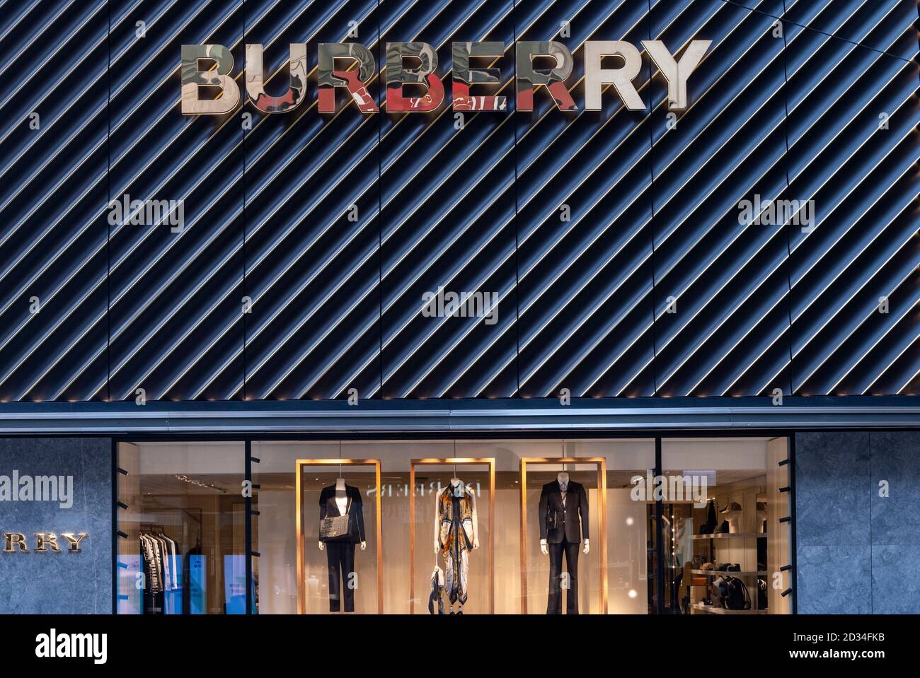 La Marca británica de moda de lujo Burberry tienda visto en Hong Kong  Fotografía de stock - Alamy