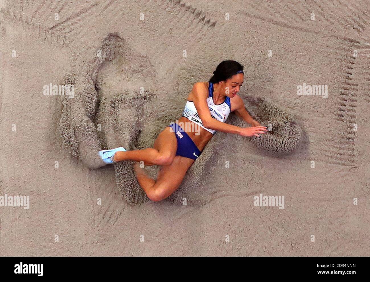 Katarina Johnson-Thompson de Gran Bretaña en el salto de longitud, caso de  pentatlón de la mujer durante el día dos de la IAAF de 2018 Campeonatos del  Mundo en Pista Cubierta de