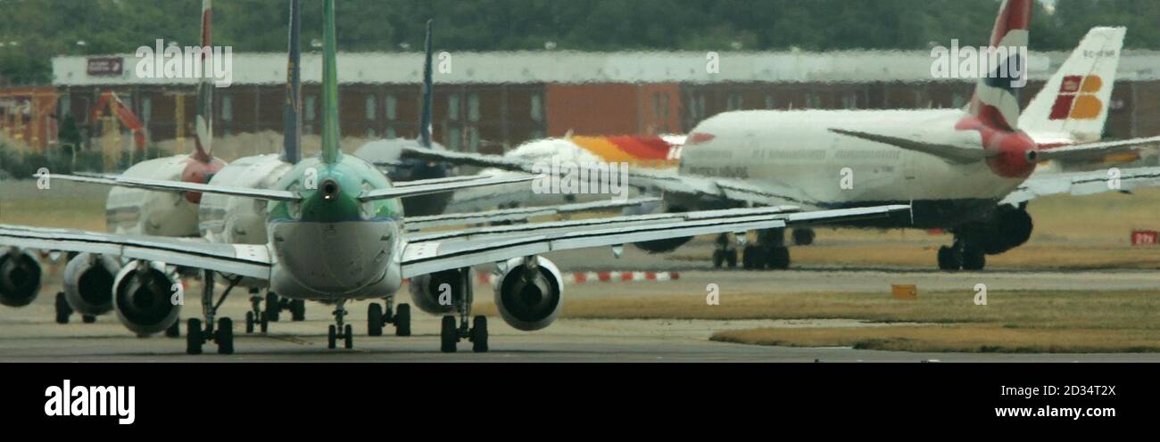 Cola de aviones para despegue en el aeropuerto de Heathrow. Foto de stock