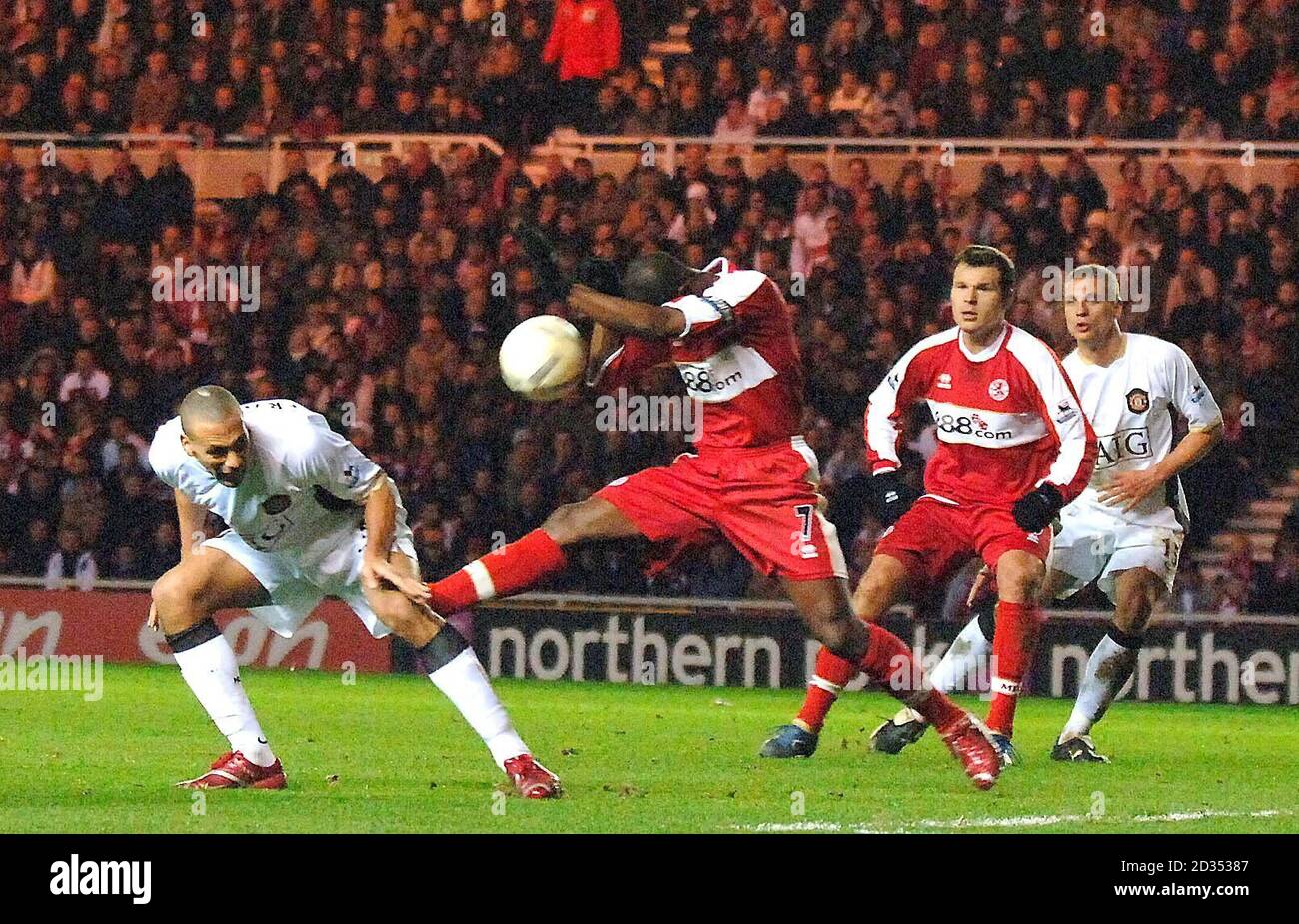 George Boateng (centro) de Middlesbrough maneja el balón y concede una penalidad contra el Manchester United durante el partido de cuartos de final de la FA Cup en el Riverside Stadium, Middlesbrough. Foto de stock