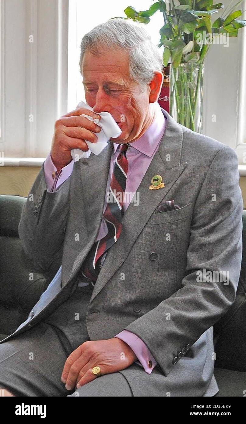 Prince Charles se sentó en el bar en el pub 'Black Swan' en Ravenstonedale, Cumbria. El pub 'Black Swan' en Ravenstonedale, ha sido transformado por la iniciativa 'Pub is the Hub' del príncipe, que ha ayudado a regenerar a 300 habitantes de Gran Bretaña. Foto de stock
