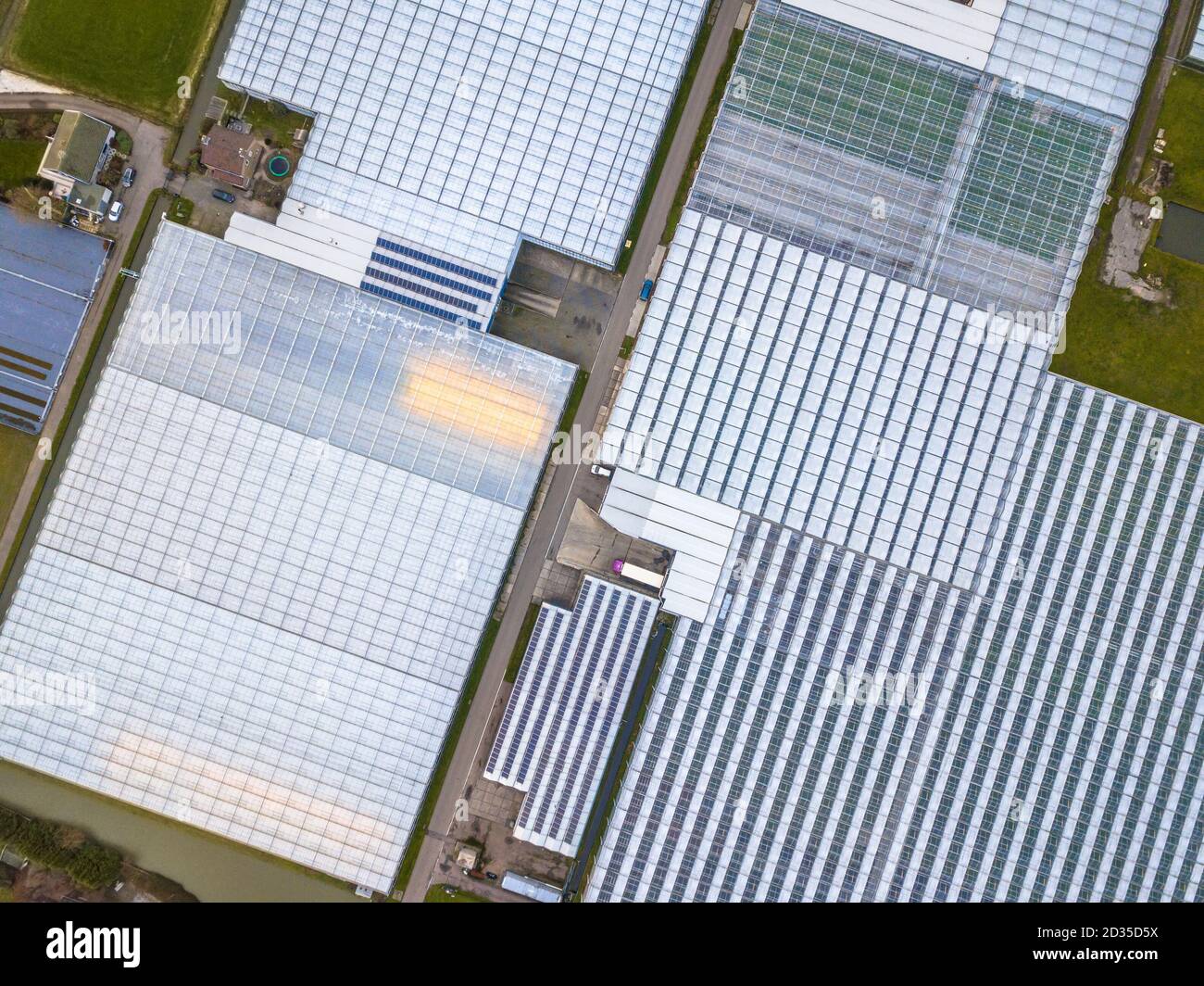 Arriba abajo Vista aérea de Westland o de la ciudad de vidrio de la horticultura de Greenhouse en los países Bajos. Una de las mayores zonas de producción de alimentos del mundo Foto de stock