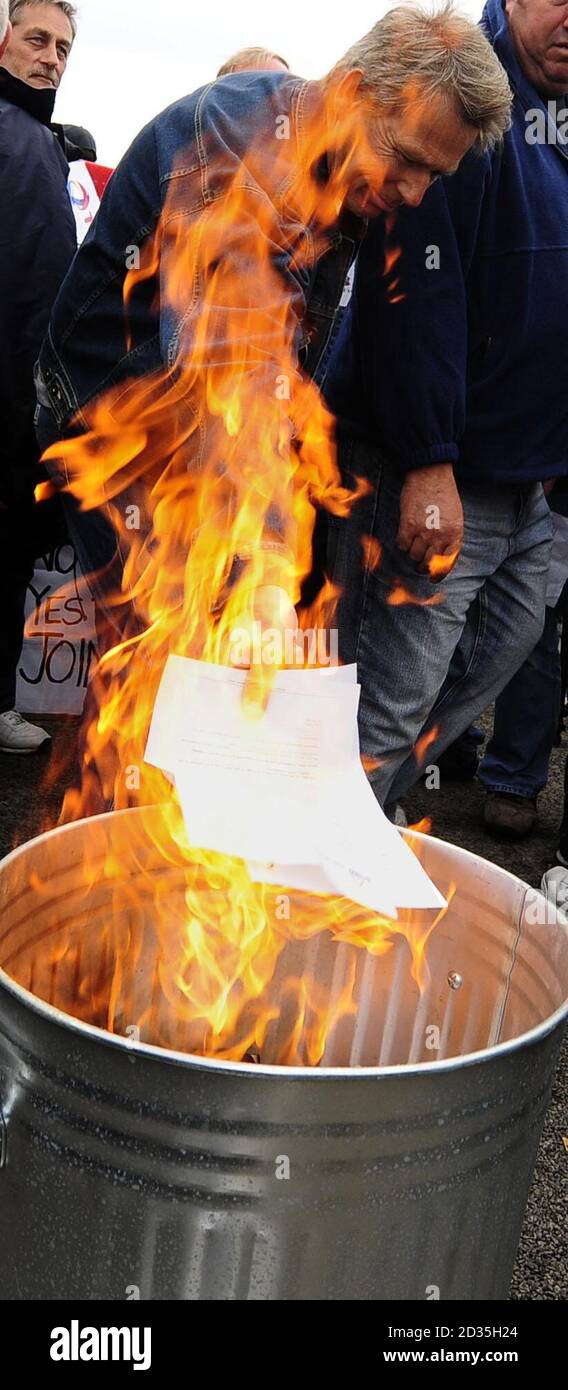 Los trabajadores de la construcción queman sus avisos de despido fuera de la refinería de Lindsey Oil en un acto de desafío contra el gigante petrolero francés total. Foto de stock