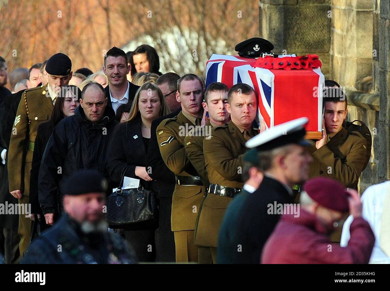 Lorna Roney (llevar bolso), sigue el ataúd de su esposo Lance Cabo Christopher Roney, de 23 años, en su funeral en la Iglesia de la Santísima Trinidad en Southwick, Sunderland. El soldado del 3er Batallón los Rifles, murió el 22 de diciembre de heridas sufridas el día anterior en Sangin, norte de Helmand, Afganistán. Foto de stock