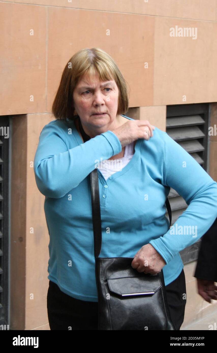 Doris Foulis, de 61 años, abandona el Tribunal de la Corona de Newcastle después de haber sido desautorizado del intento de robar a su amiga y vecina Jeanette Hetherington. Foto de stock