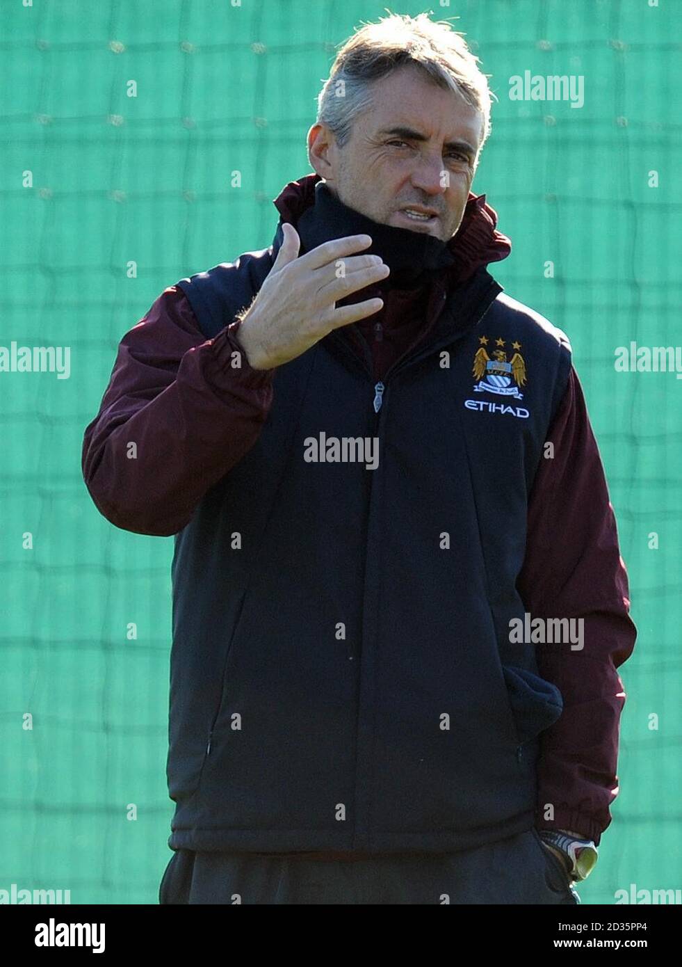 El director de Manchester City, Roberto Mancini, durante la sesión de entrenamiento en Carrington Training Ground, Manchester. Foto de stock