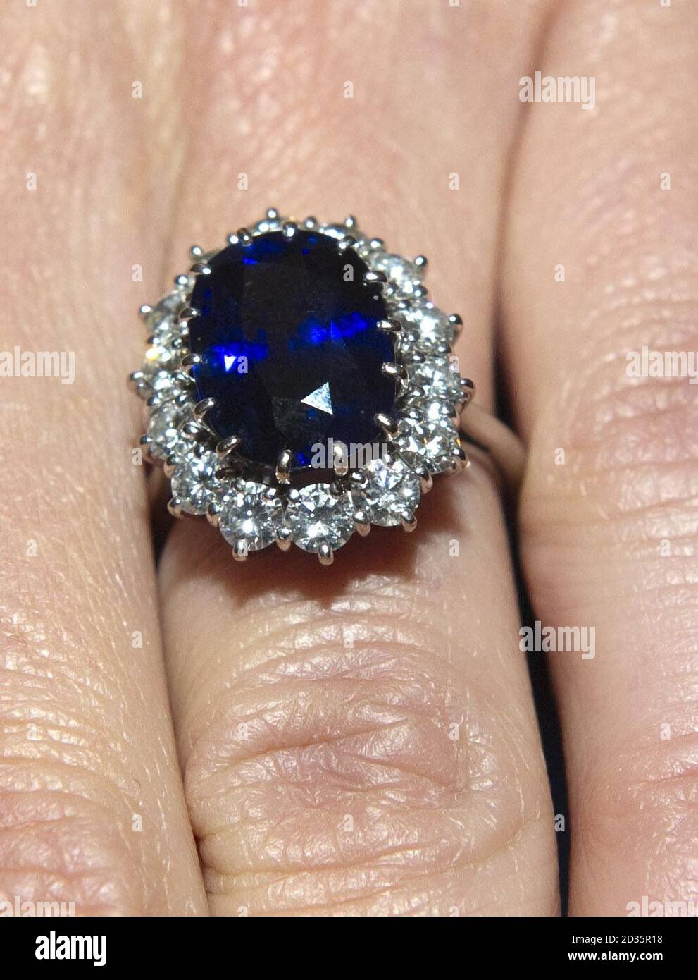 Correctamente Azul casamentero Kate Middleton, con su anillo de compromiso que una vez perteneció a Diana,  Princesa de Gales, el día en que se anunció su compromiso con el Príncipe  Guillermo Fotografía de stock -
