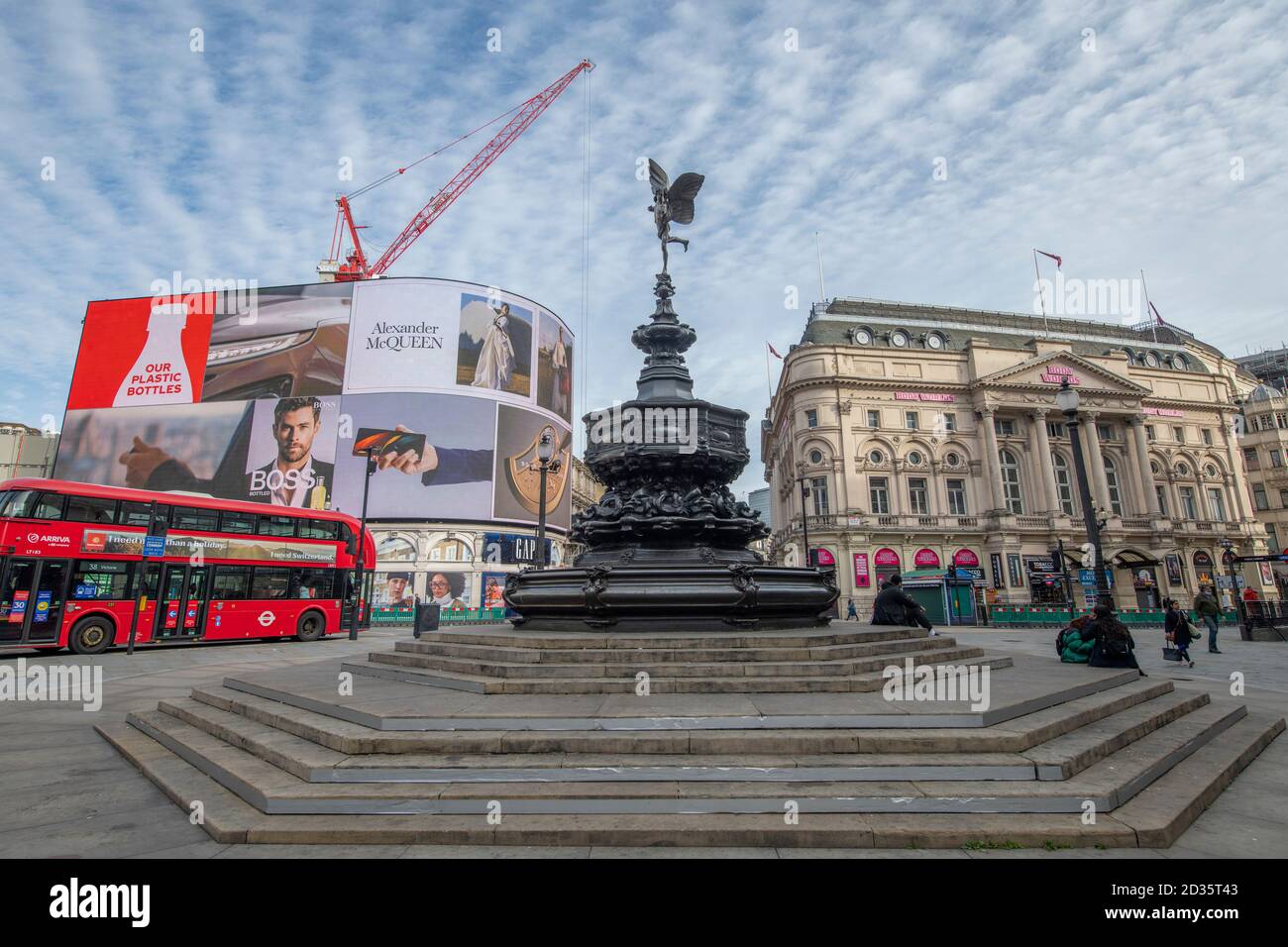 Westminster, Londres, Reino Unido. 7 de octubre de 2020. Un cielo Mackerel sobre un tranquilo Piccadilly Circus desprovisto de turistas, un presagio de tiempo húmedo más tarde en el día. Crédito: Malcolm Park/Alamy Live News. Foto de stock