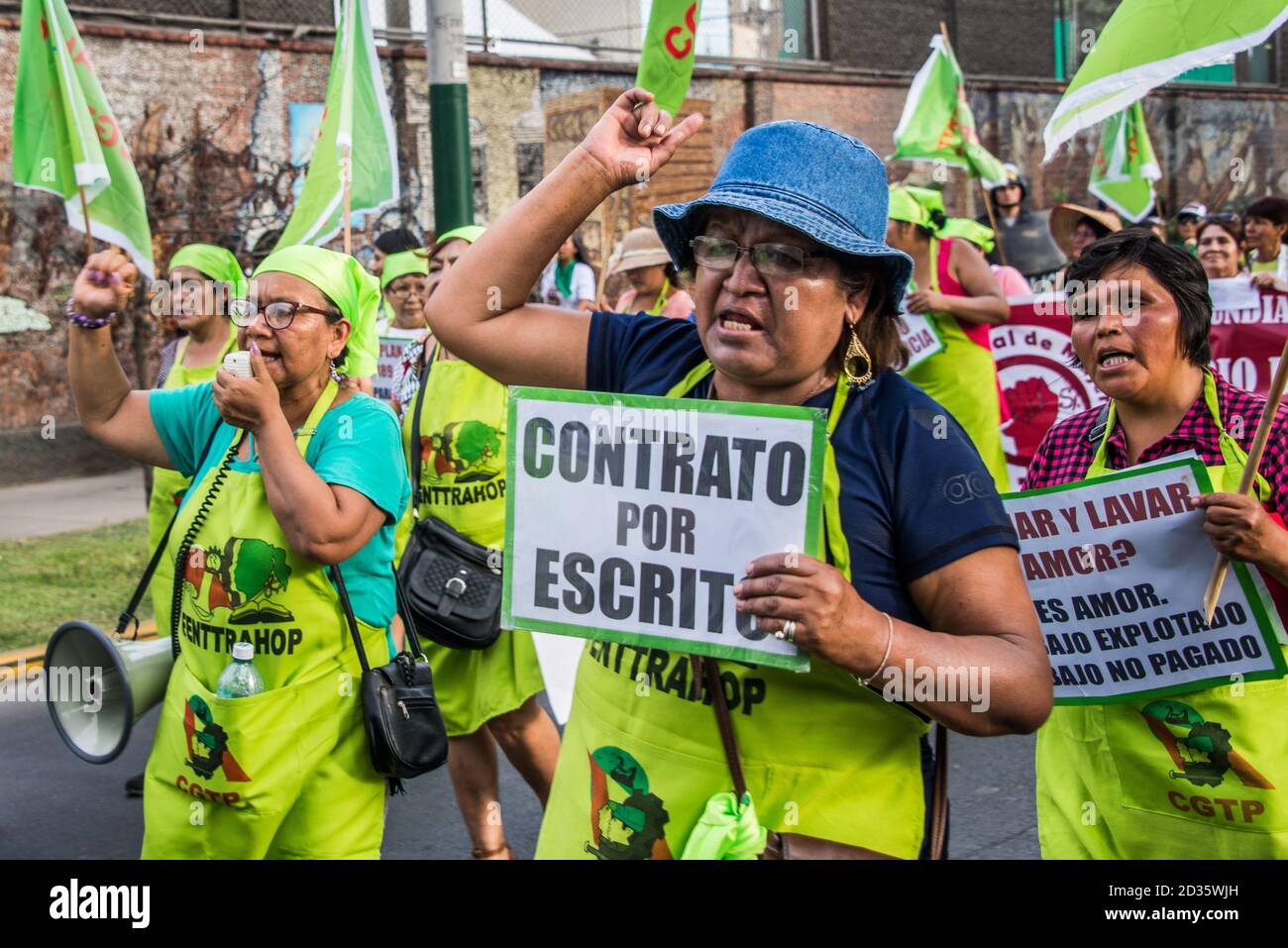 Trabajadoras protestando por la falta de derechos laborales, exigiendo contratos escritos durante la marcha del día Internacional de la Mujer 2020, Lima, Perú Foto de stock