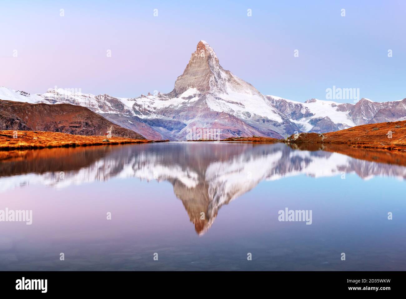 Pintoresco paisaje con coloridos Stellisee amanecer en el lago. El Matterhorn Cervino pico nevado con el reflejo en el agua clara. Zermatt, Suiza Alpes Foto de stock