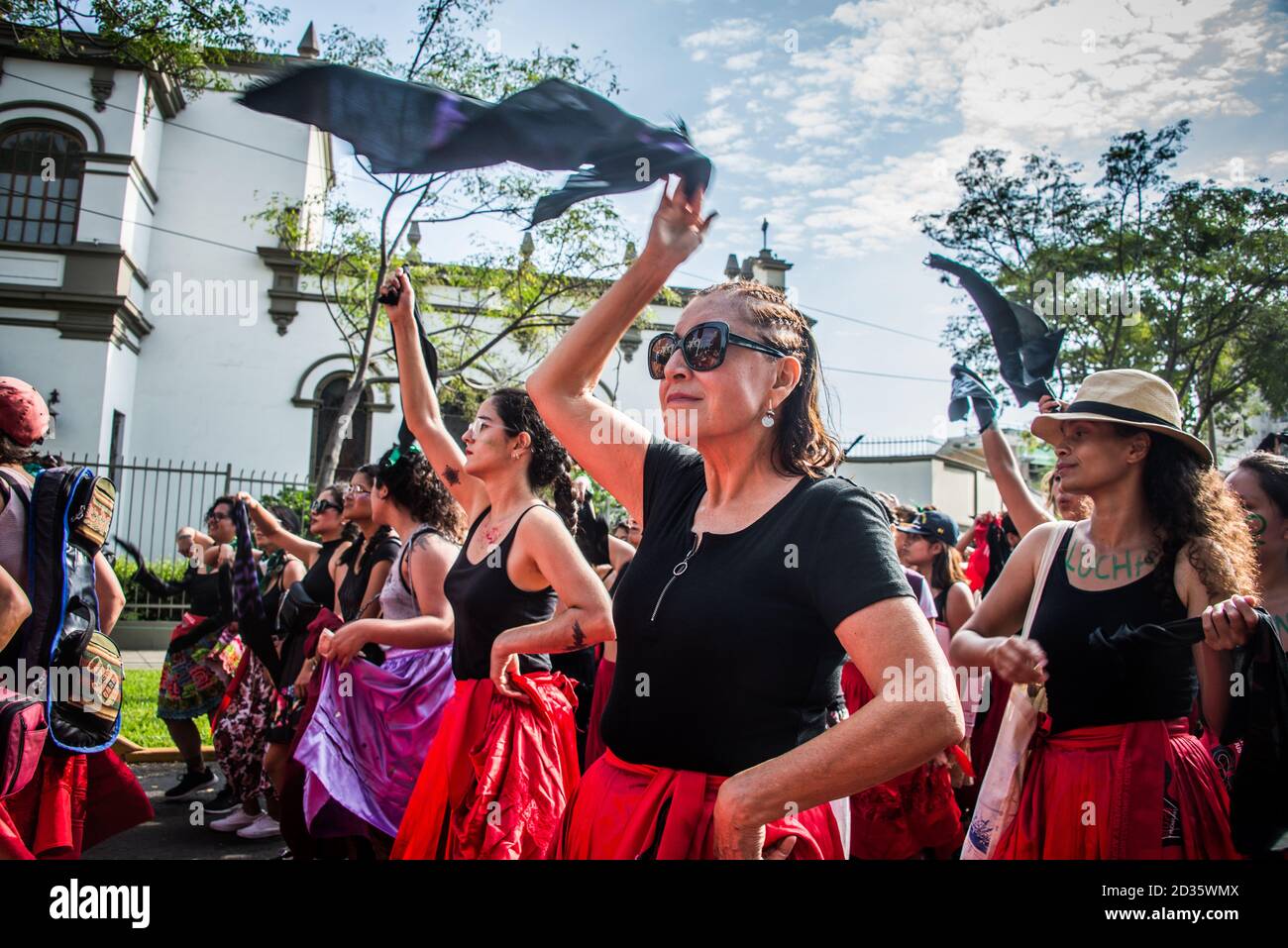 Mujeres activistas marchando y bailando en las calles en solidaridad Día Internacional de la Mujer 2020 Foto de stock