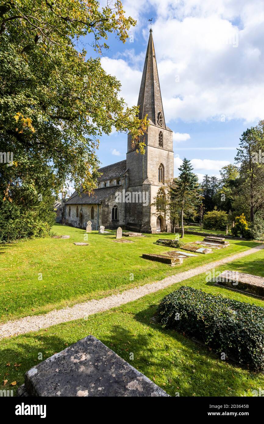 La iglesia parroquial de todos los Santos en el pueblo Cotswold de Bisley, Gloucestershire Reino Unido Foto de stock