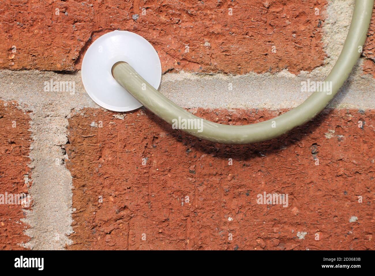 Pasacables de pared con cable pasando fotografías e imágenes de alta  resolución - Alamy