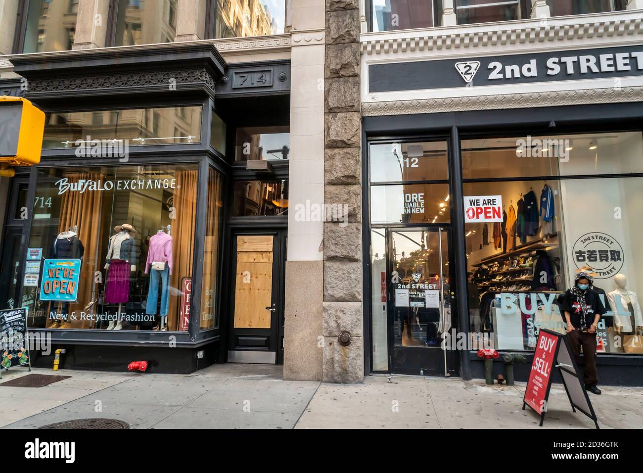 Tiendas de ropa de segunda mano Competicion Buffalo Exchange y 2nd Street en  Noho en Nueva York el domingo, 4 de octubre de 2020. (© Richard B. Levine  Fotografía de stock - Alamy