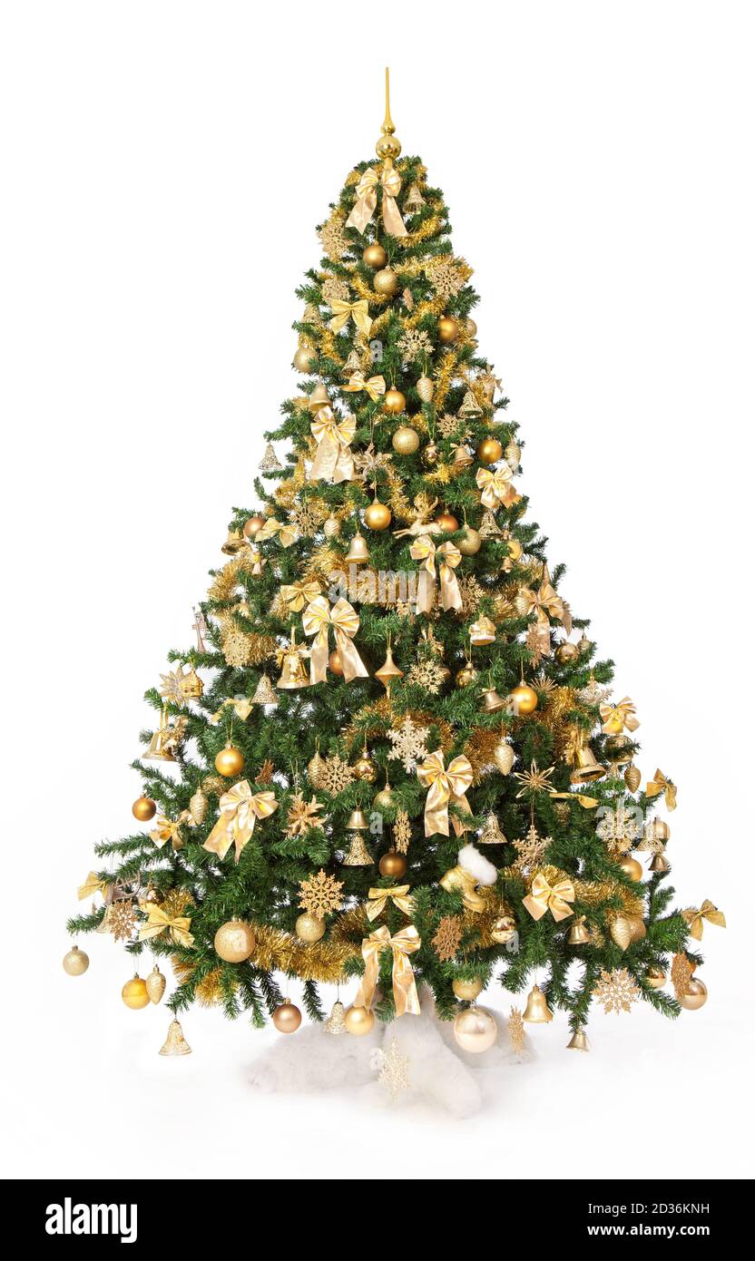 Árbol de Navidad con adornos dorados, ricamente decorado. Aislado sobre fondo blanco. Disparo de estudio. Foto de stock