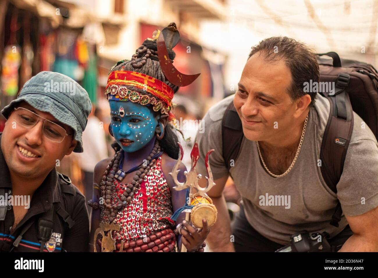 Un niño pobre vestido como el señor Shiva se convirtió en el centro de Atracción entre los turistas en la Feria Pushkar Foto de stock