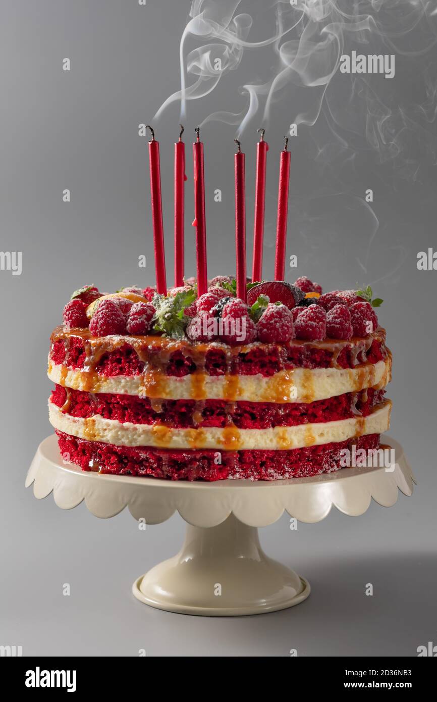 pastel de cumpleaños con velas y humo Fotografía de stock - Alamy