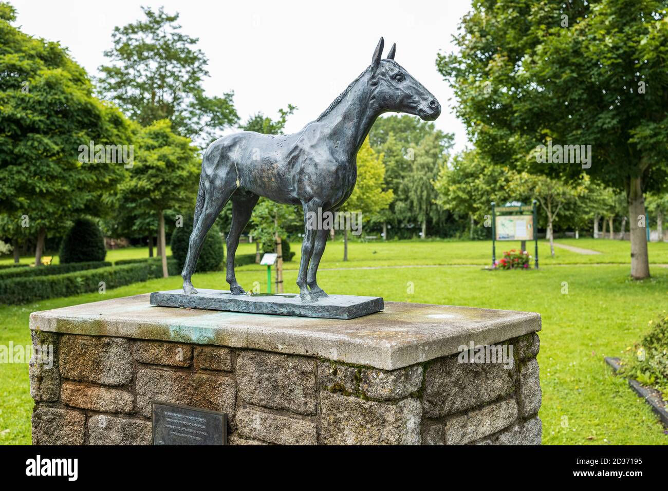 Estatuillas conmemorativas de bronce de caballos en el parque de Sant Brigids, Kill. Celebrando el éxito del padre e hijo Ted y Ruby Walsh ganando el G irlandés Foto de stock