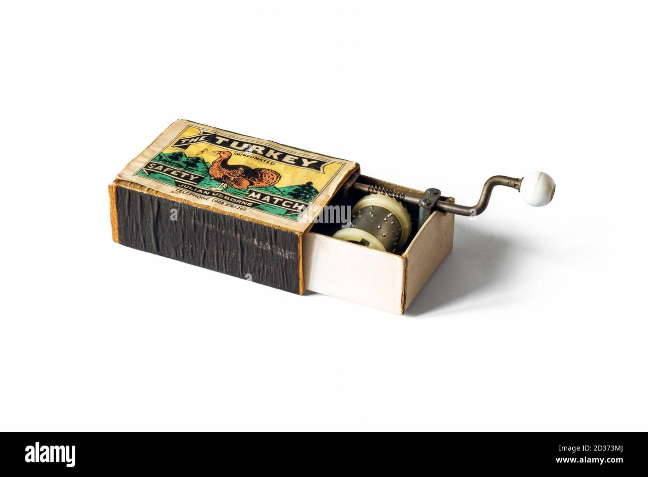 Una caja de cerillas de 'Turquía' de Julian Usborne que contiene un mecanismo de caja musical mecánica, actuando como un tablero de sonido Foto de stock