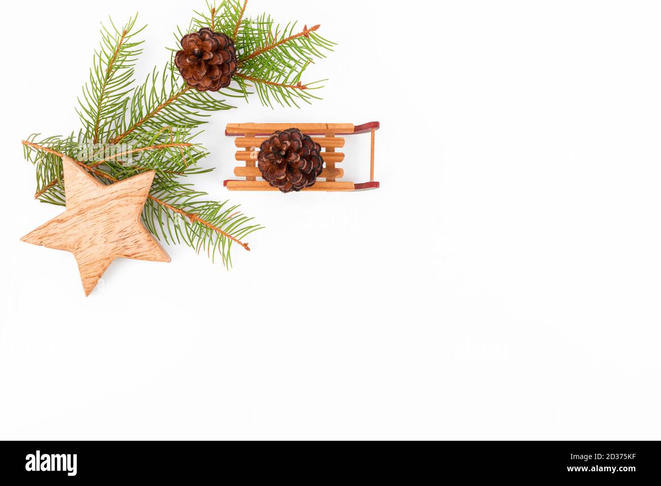 Fondo de Navidad de las ramitas de abeto, madera cero residuos decoración del hogar: Trineo, cono, y estrella Foto de stock