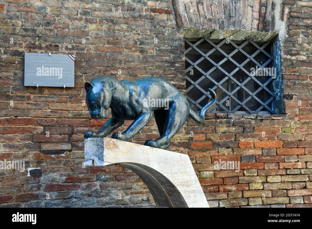 Fuente de bronce y travertino de Giulio Corsini (1977) símbolo de la Contrada della Pantera en Piazza del Conte, centro de la ciudad de Siena, Toscana, Italia Foto de stock
