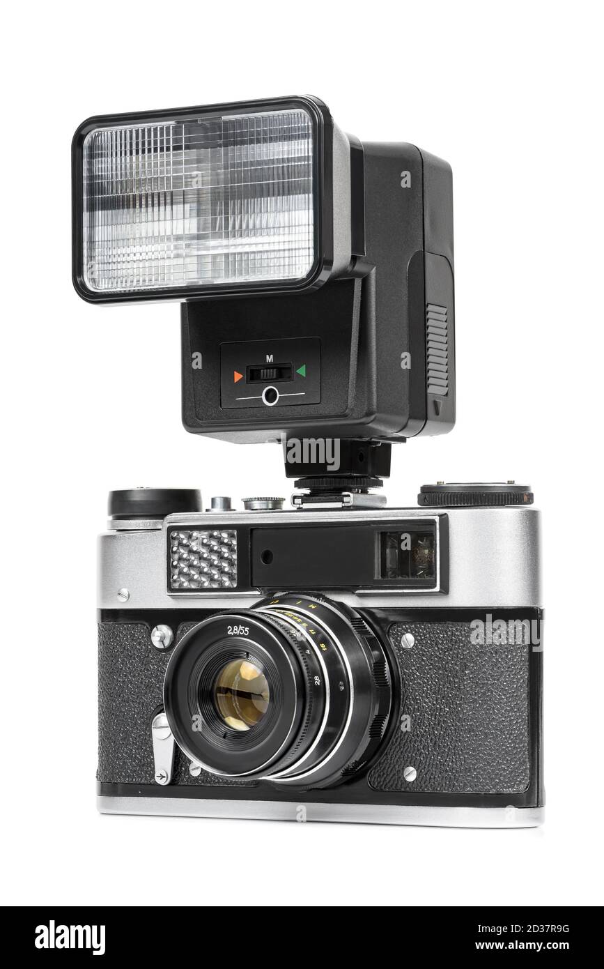 Cámara analógica de época con luz de flash manual aislada sobre blanco  fondo con trazado de recorte Fotografía de stock - Alamy