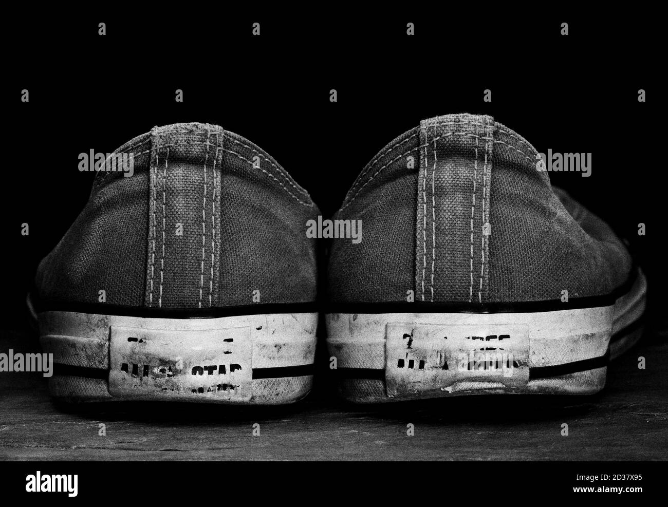 Un viejo par de Converse All Stars gastadas Fotografía de stock - Alamy