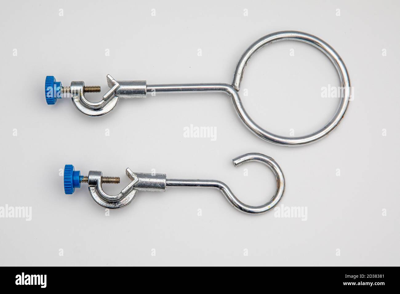 Soporte de abrazadera. Equipo de laboratorio. La de anillo se utiliza para colocar el embudo de separación y embudo de vidrio. En un laboratorio químico Fotografía de stock - Alamy