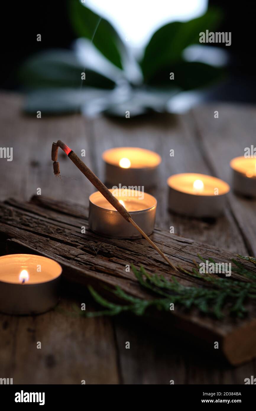 Humo de incienso y velas relajantes en madera rústica Fotografía de stock -  Alamy