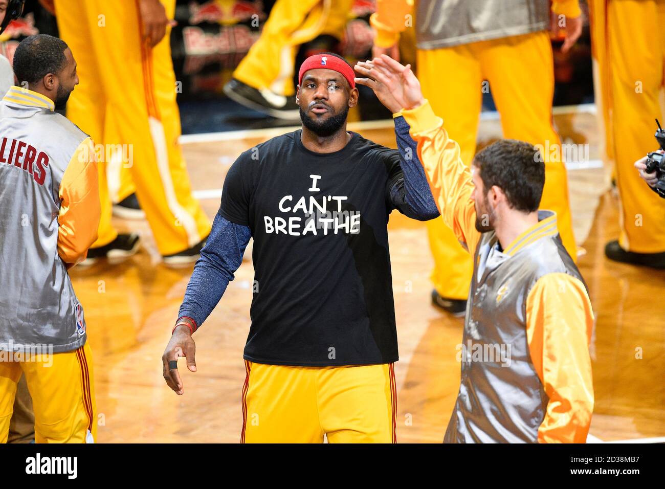 Cleveland Cavaliers adelante LeBron James lleva un 'no puedo respirar'  Camiseta para honrar al caído Eric Garner como él se introduce antes del  inicio del Fotografía de stock - Alamy