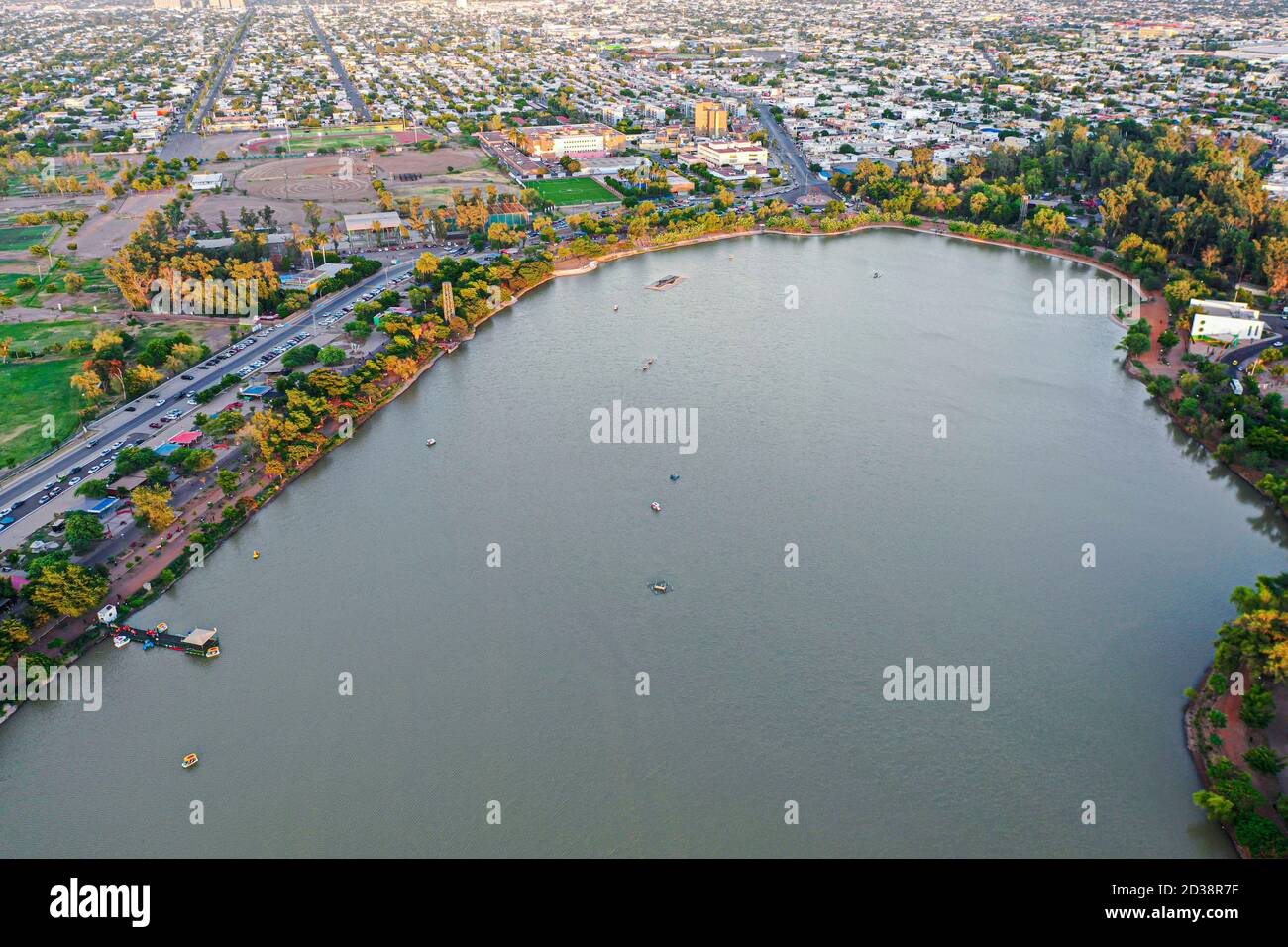 Vista aérea de la laguna Náinari. Lago artificial en la zona oeste de la ciudad de Obregón Vista aérea de la laguna Náinari. Lago artificial en la zona oeste de la ciudad de Obregón